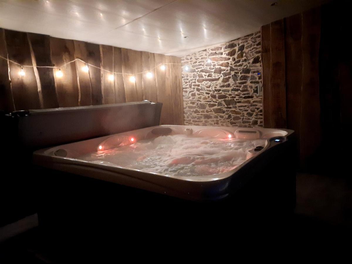 A La Memoire De Merlin & Spa Saint-Malon-sur-Mel Luaran gambar